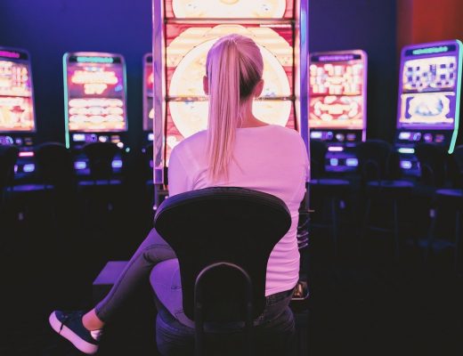 Kasinospel – en lättillgänglig underhållning Det var inte många år sedan det endast fanns fysiska kasinon i Sverige. Mycket har förändrats de senaste åren och idag är kasinospel med tillgängligt än någonsin. Det har lätt till att konkurrensen och spelarna har hårdnat. Detta är något många kan dra nytta av. För inte speciellt länge sedan var man tvungen att bege sig till ett av de fyra statliga kasinon som fanns utspridda i landet. Nu är det bara tre kvar men tanken är den samma. Att kasinospel ska spelas på just de här platserna. Dessa skapades 1999 efter det att kasinosidor på nätet hade dykt upp. Det var inte lagligt att spela online i Sverige på den tiden, men det gick att gå runt. Mycket har förändrats sedans dess och idag är de statliga kasinona inte så populära som de en gång var. Att spela online är nu fullt lagligt och något som många gör. Det är många som väljer att lägga en liten stund när de har lite tid över på att spela sitt favoritspel. Att spela casino på nett är inget konstigt idag. Det finns många sidor och konkurrensen om spelarna är hårdare än någonsin. Det är inte lika lätt att vara ett spelbolag idag som det var för tio år sedan. Man måste kunna erbjuda något som lockar kunderna och som är bättre än de andra casinoer som finns. Precis som på andra marknader behöver man stå ut från mängden för att synas. När snabbmatskedjorna erbjuder nya hamburgare och kreativa sätt att servera pommes frites på, så erbjuder kasinosidorna nya spännande spel vid sidan om sina populära klassiker. Det finns fördelar för konsumenterna Som konsument är det en otroligt stor bransch att hålla koll på. Det finns en mängd olika sidor och att hitta rätt kan vara svårt. Det finns en del sidor som sorterar och graderar dessa spelsidor så det blir lättare att få en bra överblick. Det som är viktigast för många kunder är egentligen fyra saker. Först och främst vilka spel som erbjuds. Här får man titta på vilket utbud de olika sidorna har. Om man föredrar de klassiska kasinospelen så kan en sida vara väldigt bra. Är man mer road av andra, mer moderna spel så finns det andra sidor. Sen är det ju det här med bonusar. De flesta sidor har någon form av bonus. Det kan vara i for av gratis spel eller i form av valuta man får spendera på sidan. Detta brukar framgå ganska tydligt. Vad man ska titta på om det finns omsättningskrav på valutan man får spela på. Det är även viktigt hur enkelt och snabbt man kan plocka ut eventuella vinster. Det ska ju helst gå utan problem och dessutom ske utan dröjsmål. Det är inte speciellt roligt att lägga tid på att krångla och vänta på dessa vinster att betalas ut. Den sista saken många tycker är viktigt är om sidan även erbjuder odds. Allt spel på olika sporter. Om dessa fyra faktorer tillfredsställs så kan man vara säker på att man hittat rätt och att man kommer kunna roa sig ordentligt.